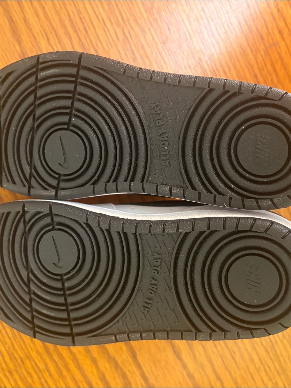 Nike Kids White Low Borough NWOT - Picture 5 of 6
